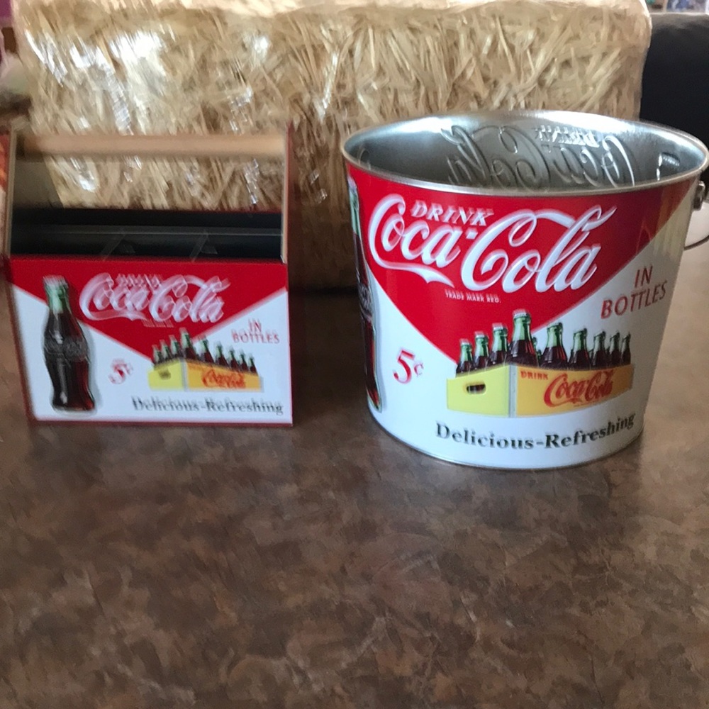 Coca Cola retro design entertaining duo